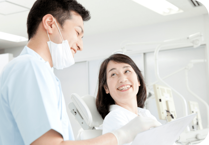歯科医と患者が談笑している画像