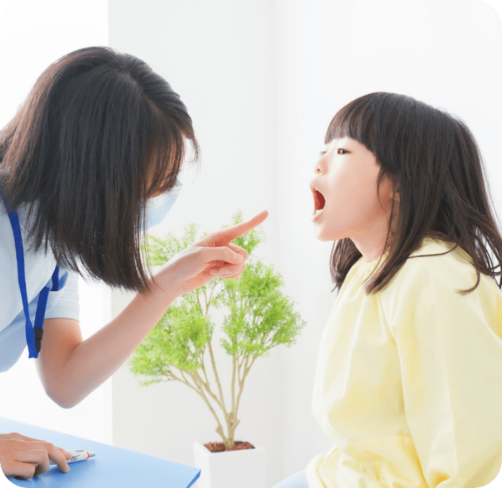 看護師と子供の画像